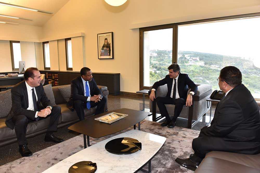 President Warrak meets with a delegation from the University of Tennessee and Benta Pharmaceutical Industry